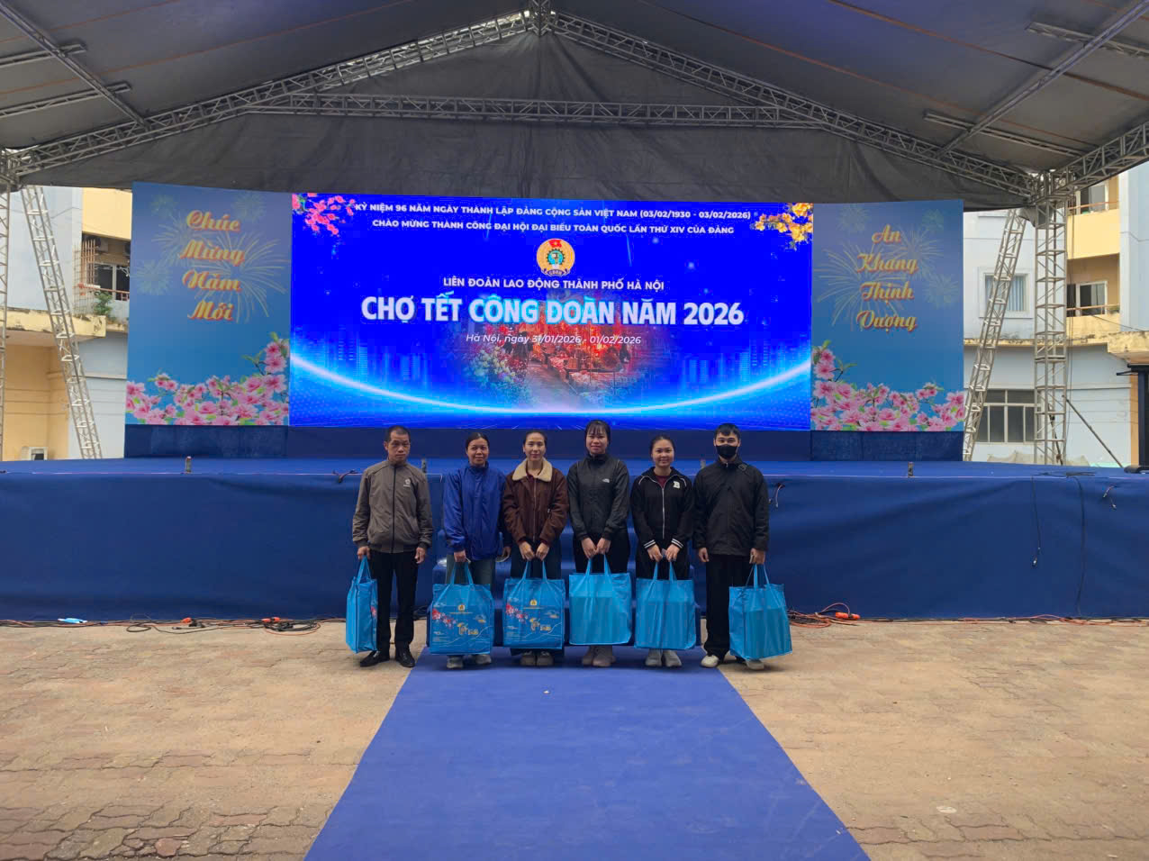 nhận qu&agrave; 2.jpg